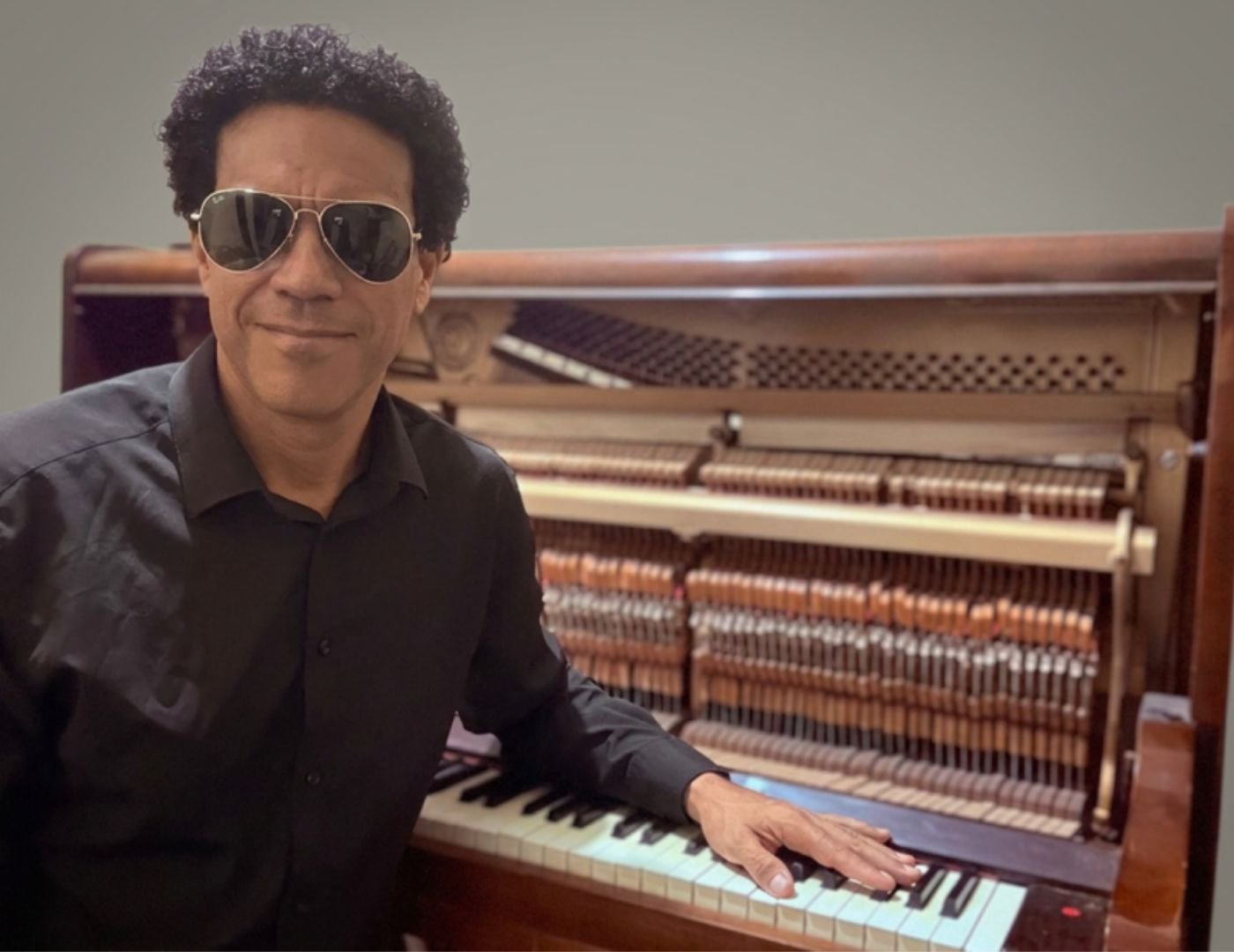 Homem sentado ao piano